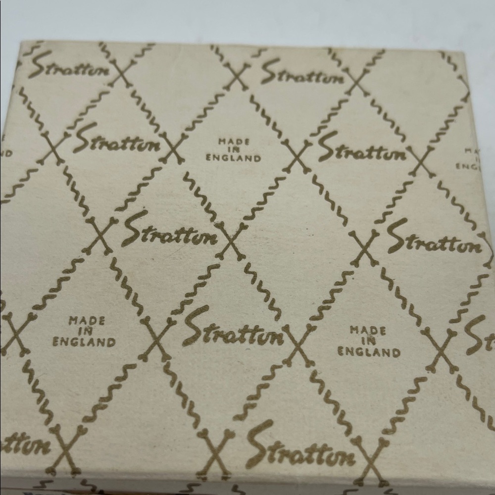Stratton Rondette Silver Compact - Picture 2 of 7